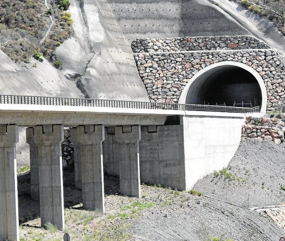 El AVE entre Murcia y Almería se puede retrasar más si Sacyr abandona las obras en Pulpí