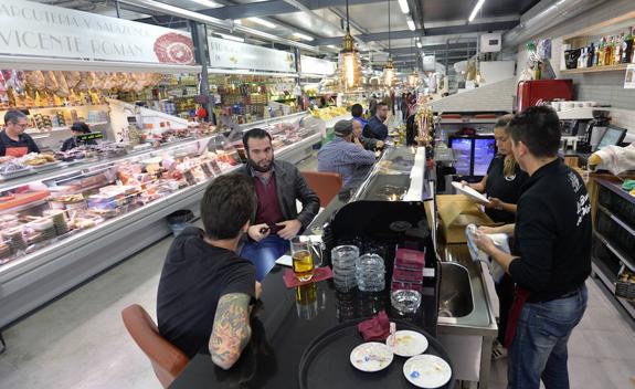 El nuevo mercado unirá en la planta baja 45 puestos de venta y la oferta gastronómica