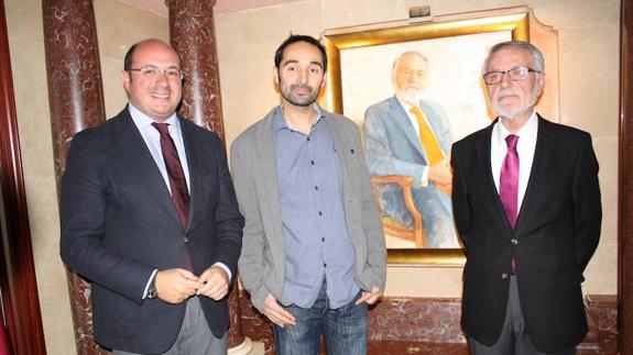 El retrato de Francisco Celdrán ya cuelga en el Patio de las Comarcas de la Asamblea