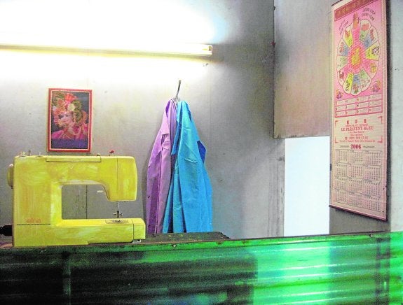 Brazos de más, ojos de menos y gestos