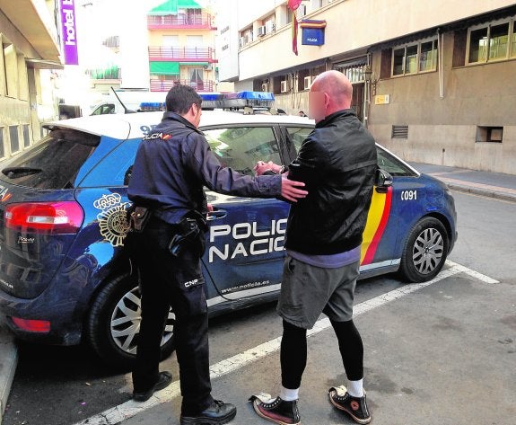 Dos detenidos por causar una muerte tras incendiar un edificio en Benidorm