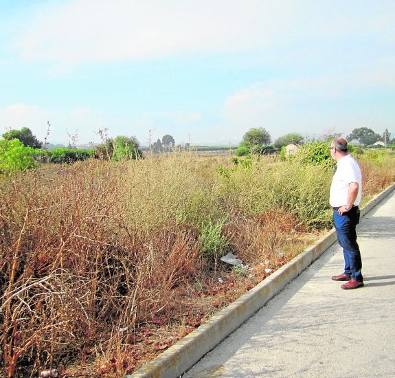 El PSOE reitera sus quejas por el mal estado de solares en la Zona Octava