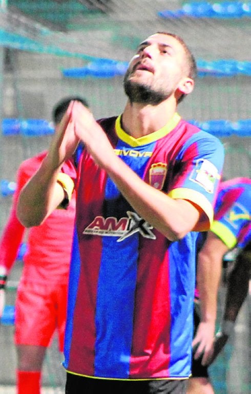 El Eldense tiene que ganar para pensar en la permanencia