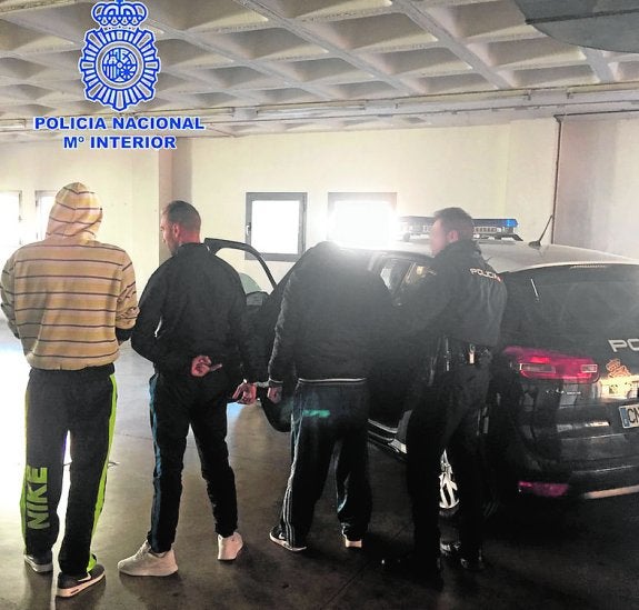 Cae un grupo que robaba ruedas de coches en garajes de Orihuela