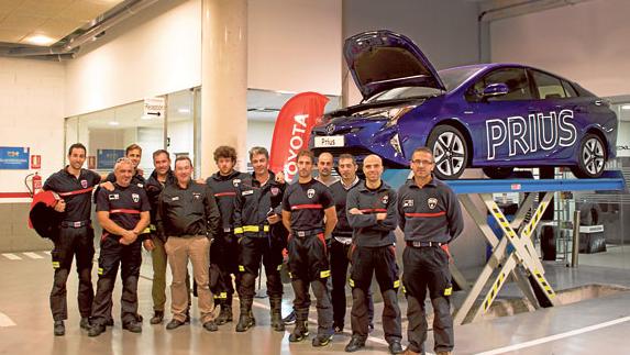 Toyota Murcia muestra a bomberos los secretos de la tecnología híbrida