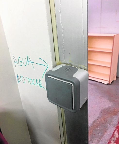 Los daños por lluvias dejan sin clase a los niños del Colegio Playas de Orihuela