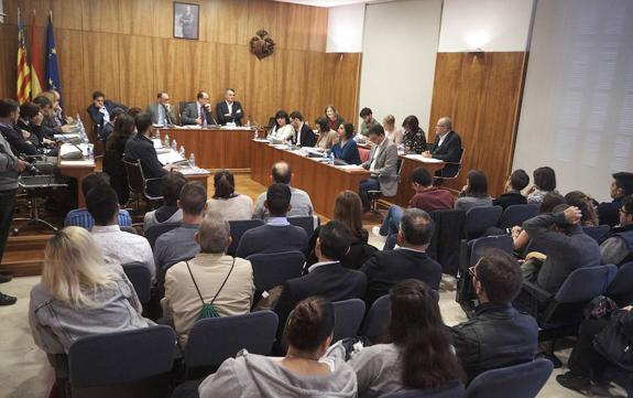 Un Pleno de 'calentamiento' antes del de presupuestos aprueba pagar Xarxa Llibres