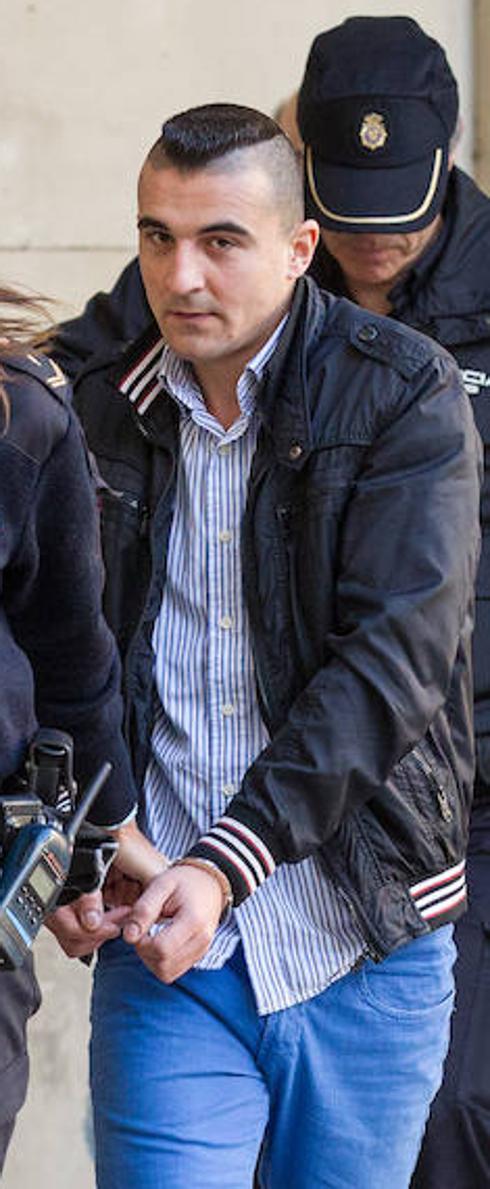 Culpa a sus amigos de matar al hombre que les acogió