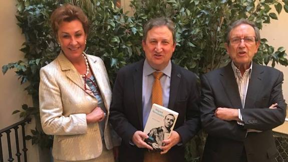 José Luis Ferris presenta un libro sobre Miguel Hernández