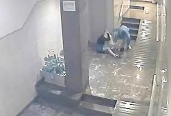 A prisión el joven grabado mientras daba una brutal paliza a su novia