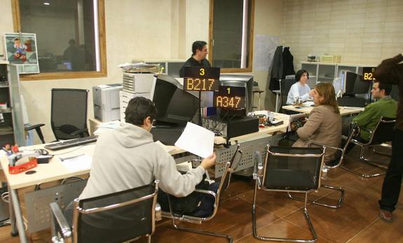 Compromís insta a los funcionarios a responder al público en valenciano