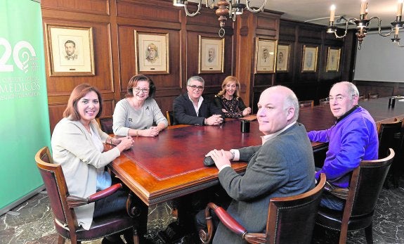 La consejera asegura que el SMS podría perder a más de 40 jefes de servicio