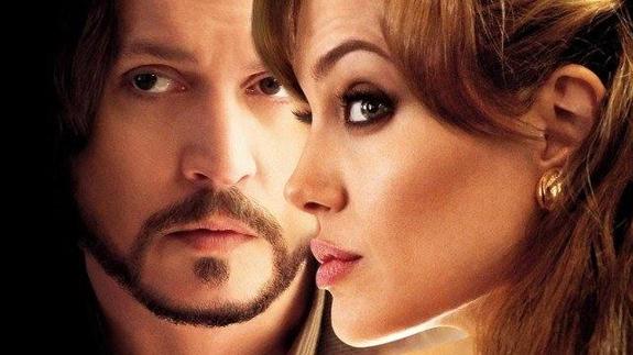 Angelina Jolie se consuela en brazos de Johnny Depp