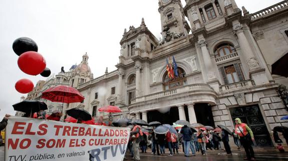 Exempleados de RTVV piden soluciones en el tercer aniversario de su cierre