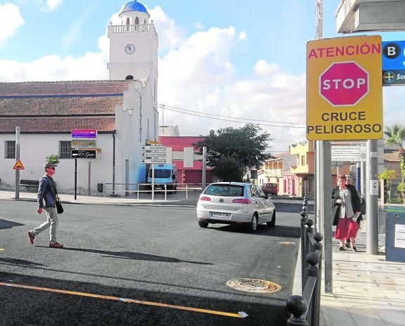 Carreteras retira el adoquín de la Plaza Constitución para ceder el uso al Consistorio