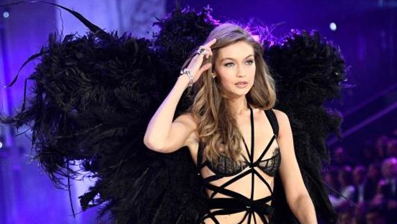 Gigi Hadid sufre un descuido en el desfile de Victoria's Secret