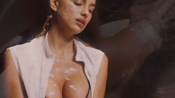 Irina Shayk recrea una famosa escena de la película 'Ghost'