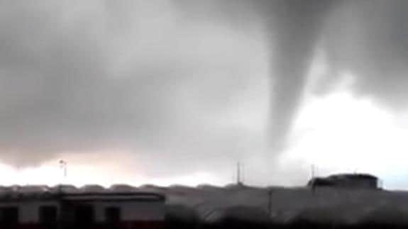 Un espectacular tornado arrasa una zona agrícola en Huelva