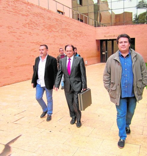 El alcalde denuncia que el PP pagó 45.000 euros en pluses al secretario