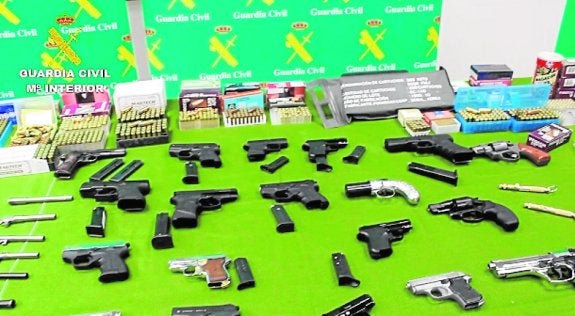 Treinta detenidos, uno en la provincia, por vender armas a través de internet