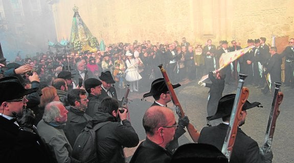 Atronadoras salvas de arcabuz para la Patrona