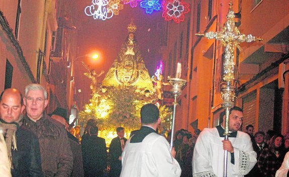 Cientos de turistas celebran la Purísima seducidos por la pólvora de los arcabuces