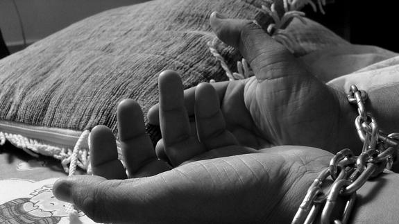 Una madre quema las manos a su hijo como castigo