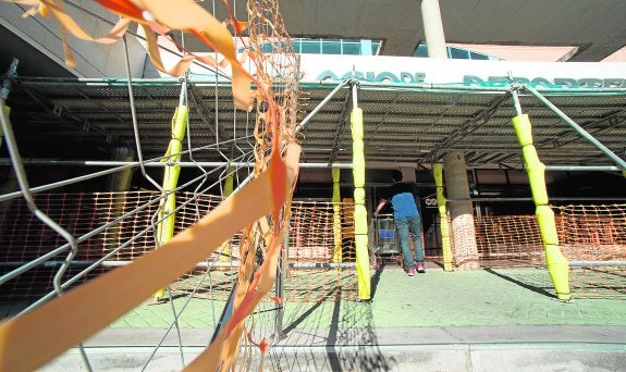 Vallan el perímetro del Palacio de los Deportes tras caer losas de la fachada