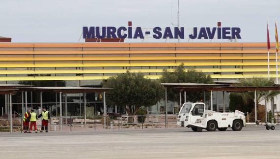 El aeropuerto de San Javier gana un 76% más de pasajeros en noviembre