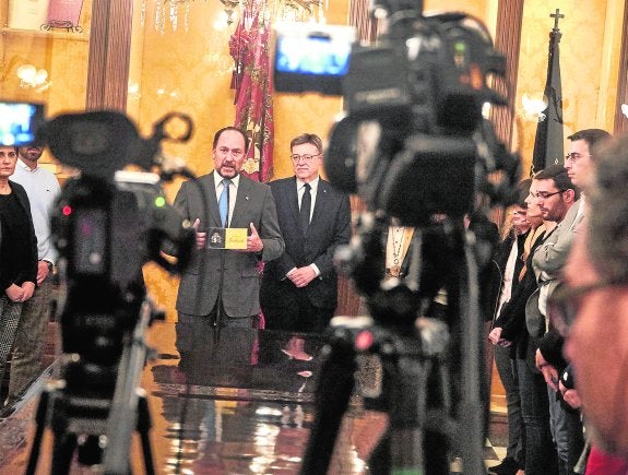 La devolución de los juzgados incluye el acuerdo para abrir la Casa Natal del Poeta