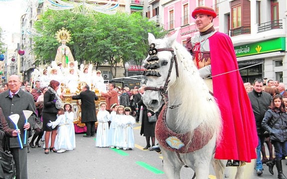 Un castillo de fuegos sustituye a la palmera de la Virgen del 30