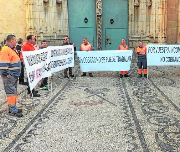 Trabajadores de Sirem protestan ante el Consistorio porque la empresa no paga