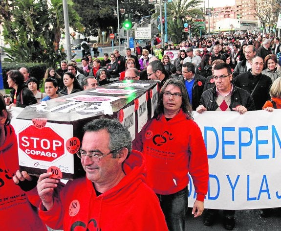 Treinta mil dependientes fallecen sin recibir la ayuda en la Comunitat tras 10 años de la ley