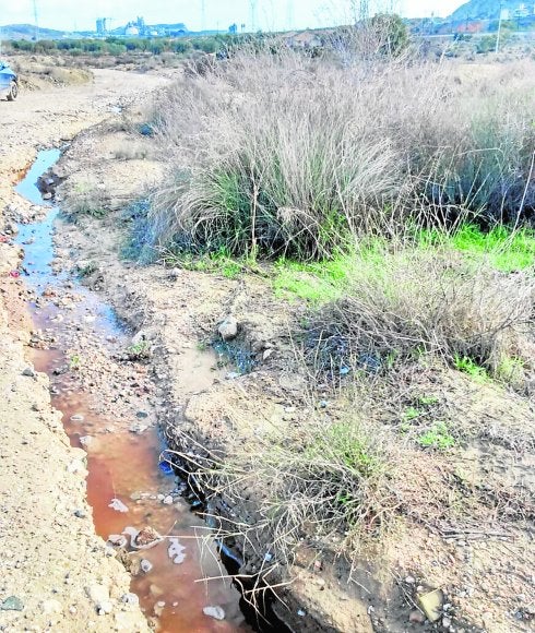 Recogen muestras de aguas negras que salen de la planta de Fontcalent