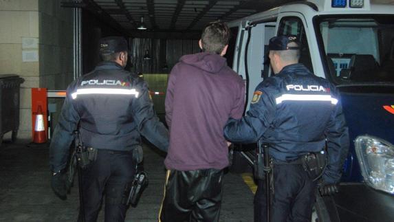 A prisión por cometer cuatro atracos con un cuchillo jamonero