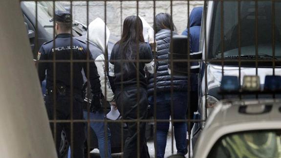 Tres de los detenidos de la red de estafa china dicen que los tenían encerrados