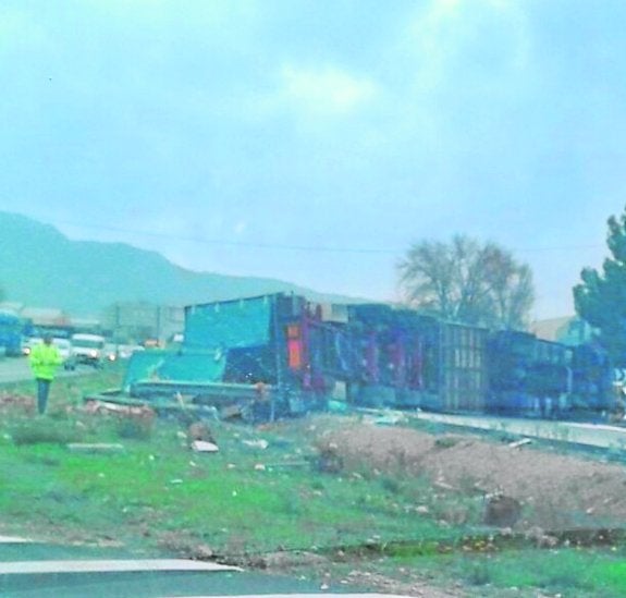 Herido al volcar su camión en la A-31 en Villena