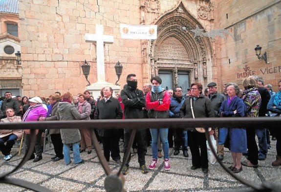 Callosa aplaza hasta después de Navidad la retirada de la cruz ante la presión vecinal