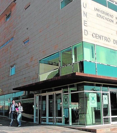 Los recortes presupuestarios a la UNED enfadan a alumnos y profesores
