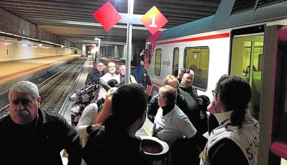 Viaje-protesta a las vías soterradas de Orihuela