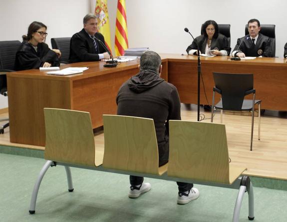 Un acusado de arponear y acuchillar a su exsuegro niega que quisiera matarlo