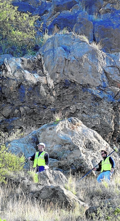 Los técnicos revisan con un dron la ladera del Miravete donde cayeron las piedras