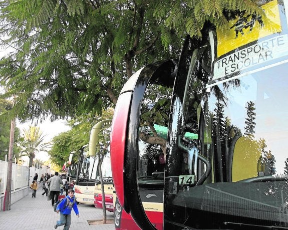 Los trabajadores del transporte escolar de la provincia 'salvan' sus empleos