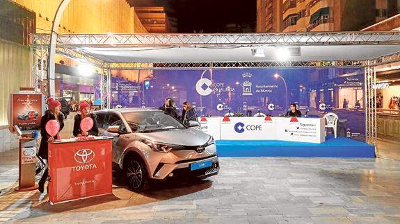 El nuevo Toyota C-HR recibe la Navidad junto a la Cope