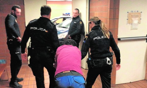 Detenidos por maniatar a dos ancianos y a su hijo en su casa para desvalijarla