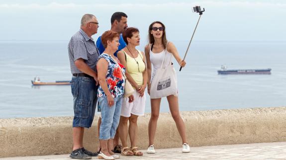 Los turistas de la Costa Blanca gastan el 12,6 % más hasta septiembre