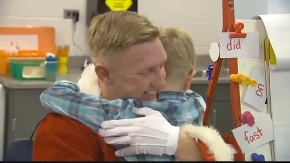 Este niño pidió a Papá Noel volver a ver a su padre y su deseo se cumplió al instante