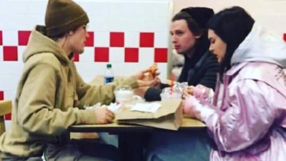 Justin Bieber y Kendall Jenner tienen una cena secreta de incógnito