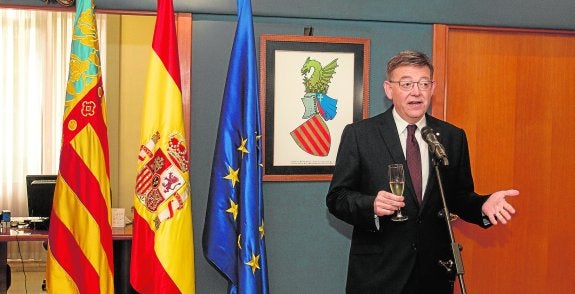 Ximo Puig brinda con la prensa alicantina