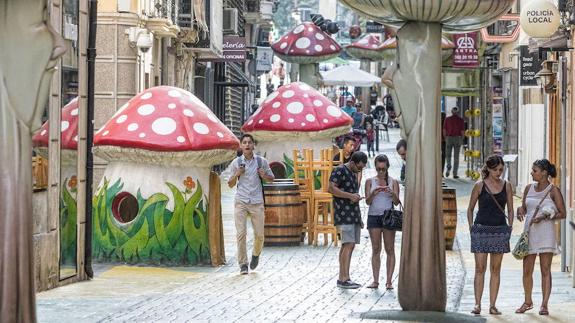 El Ayuntamiento repinta la calle de las setas ante su gran deterioro